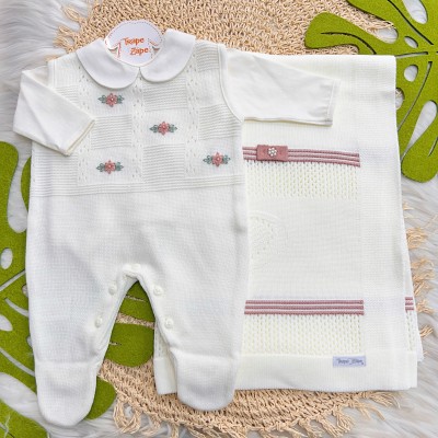  Saída de Maternidade Antônia- Off White com Rosê Manta Coração Dois Laços